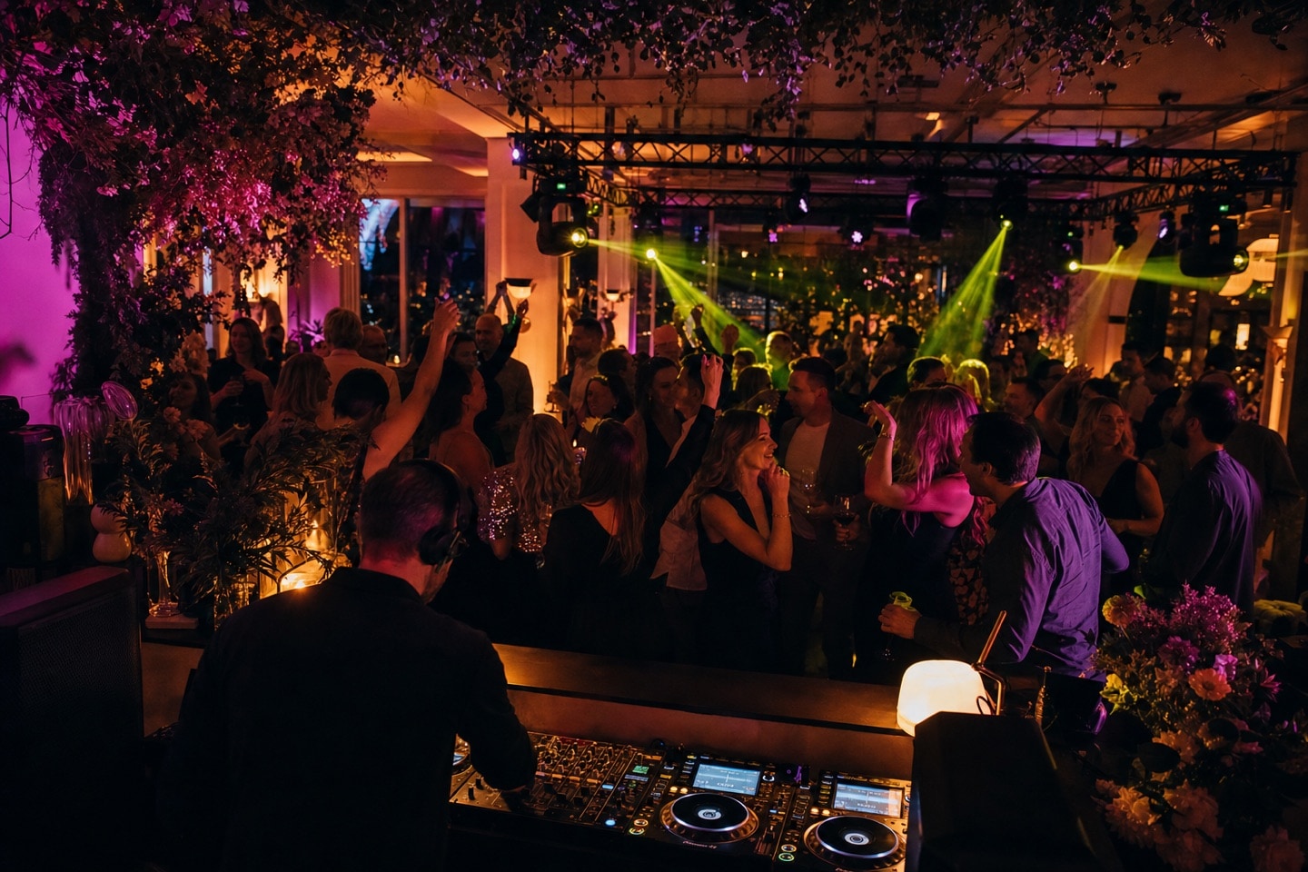 DJ Freddy spelar under ett privat event med festljus