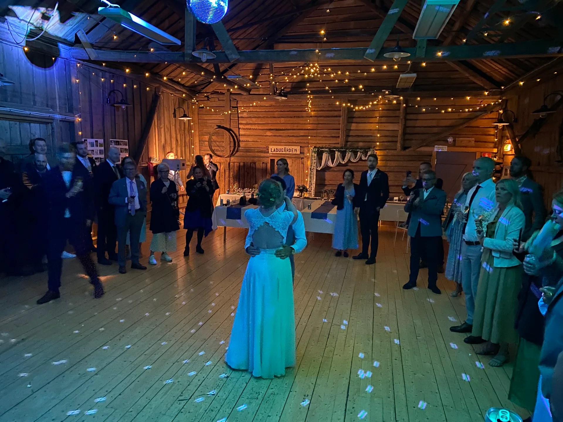 Första dansen på John och Mikaelas bröllop på Råda Hembygdsgård